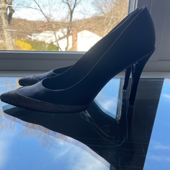 Classic shape, Stuart Weitzman, black pumps with metallic accent. - Picture 3 of 5